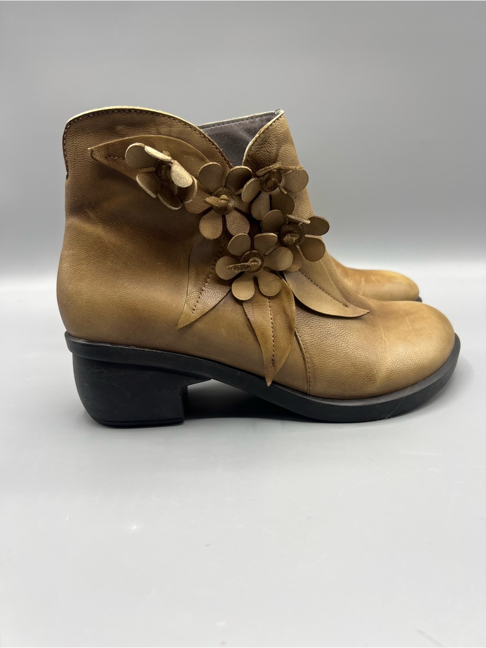 Socofy Women’s Taupe Leather Ankle Boots Floral Applique Side Zip